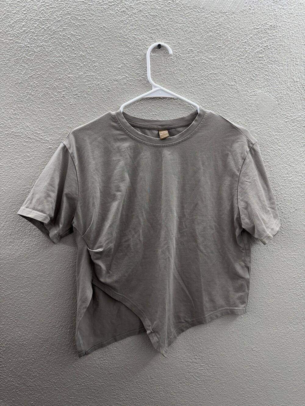Dazy-Less Womens Shirt Size Large Tan/Gray Short Sleeve Asymmetrical Hem
